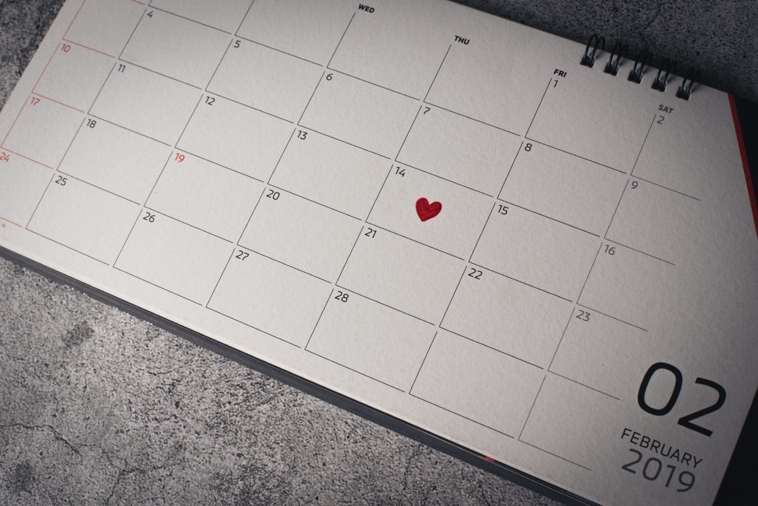 rotes herz am 14 februar auf dem kalender valentinstagkonzept