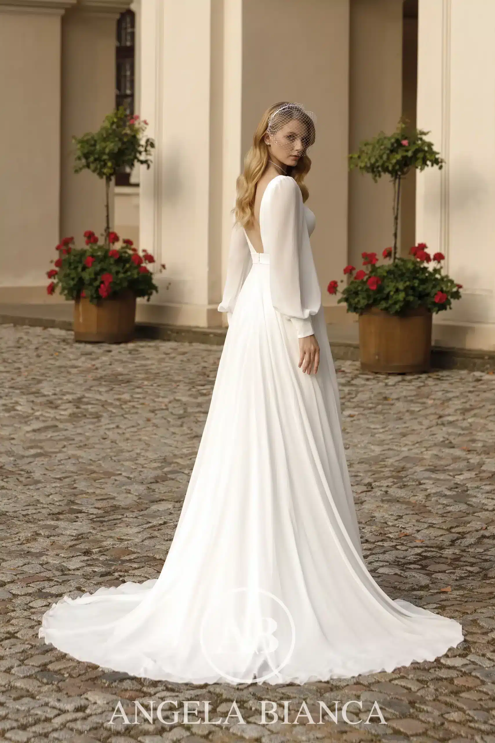 1085 Brautkleid Angela bianca Monica Loretti bei Verina Brautmoden in Hille Rothenuffeln schlicht clean langarm (1)