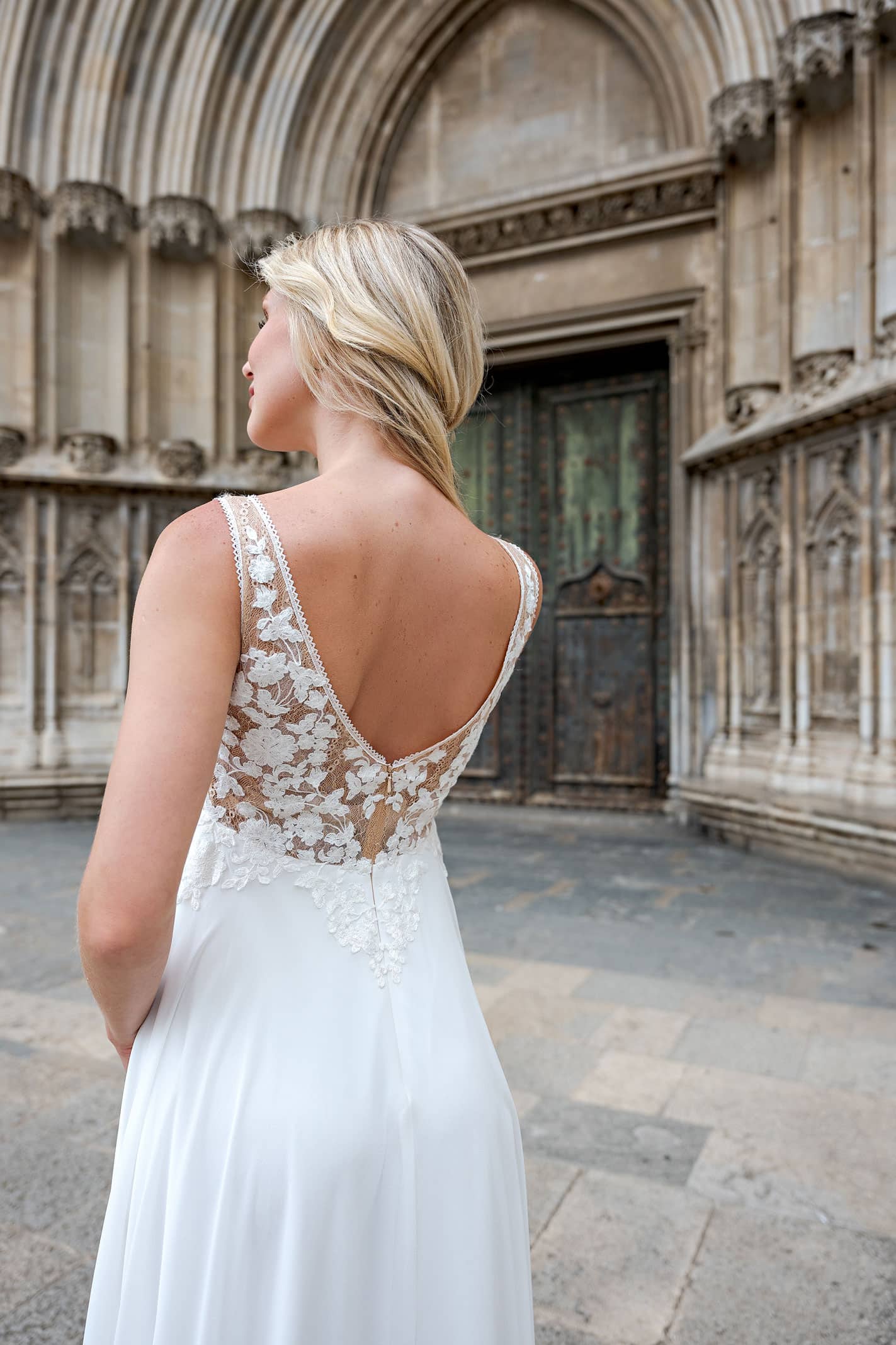 BS501 Brautkleid Fashion Queen bei VeRina Brautmoden in Hille Rothenuffeln Umstandskleid Chiffonkleid Floralespitzenelemte V Ausschnit Rücken V Ausschnitt Träger9