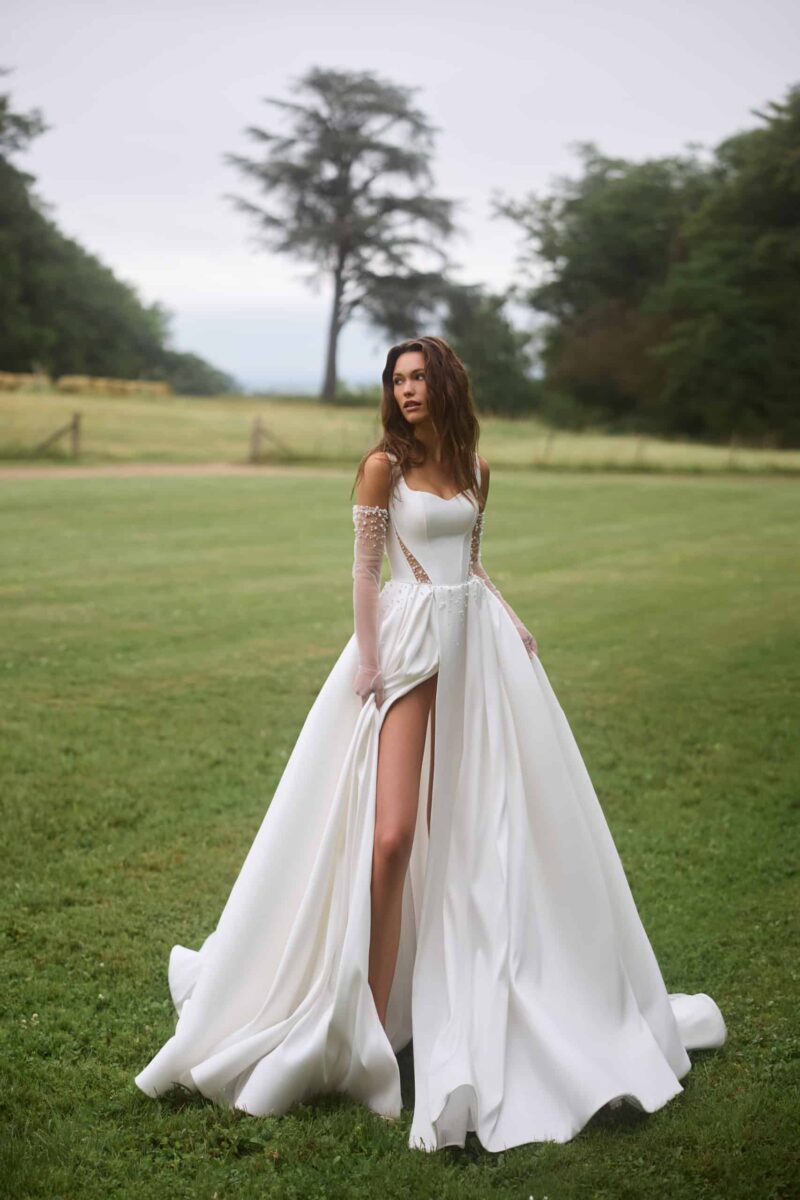 Belinda Brautkleid Anne Mariee bei VeRina Brautmoden in Hille Rothenuffeln Herz Korsage breite Träger 2 Cutouts Perlen Beinschlitz 1