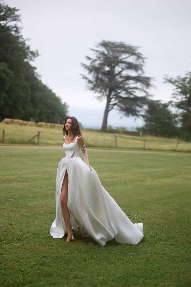 Belinda Brautkleid Anne Mariee bei VeRina Brautmoden in Hille Rothenuffeln Herz Korsage breite Träger 2 Cutouts Perlen Beinschlitz 2