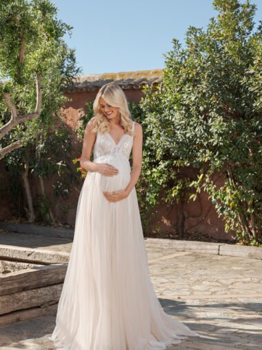 DTS502 Brautkleid Fashion Queen bei VeRina Brautmoden in Hille Rothenuffeln Umstandskleid Tüllkleid Boho Spitze V Ausschnit Rücken V Ausschnitt Träger1 