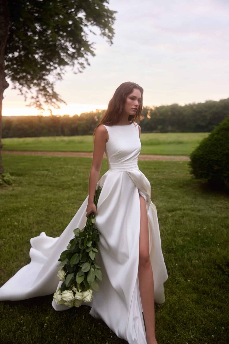 Liora Anne Mariée bei VeRina Brautmoden in Hille Rothenuffeln V Ausschnitt Hochgeschloss Satin Beinschlitz 2