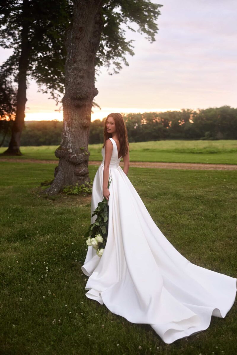 Liora Anne Mariée bei VeRina Brautmoden in Hille Rothenuffeln V Ausschnitt Hochgeschloss Satin Beinschlitz 3