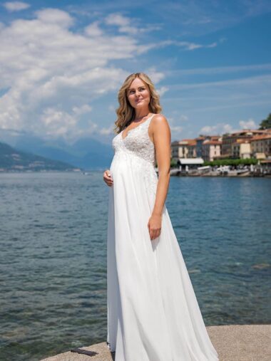 VN54 Brautkleid Fashion Queen bei VeRina Brautmoden in Hille Rothenuffeln Umstandskleid Chiffonkleid Floralespitzenelemte V Ausschnitt Träger1 