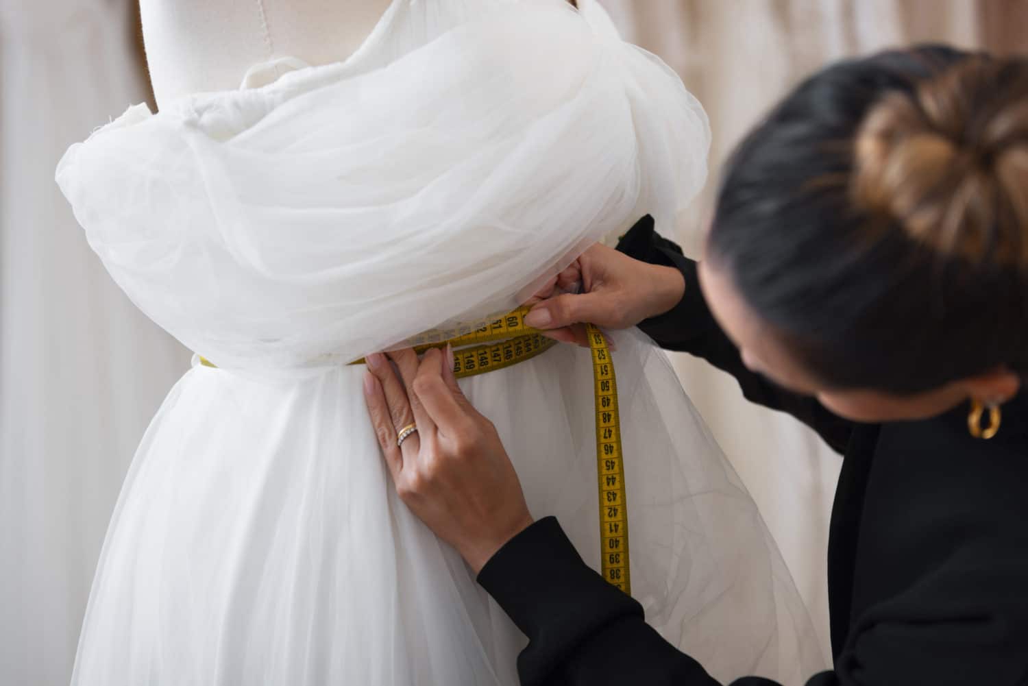 seitenansicht brasilianische frau die als bekleidungsdesignerin arbeitet