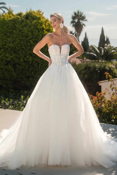 8224 Brautkleid Diane Legrand bei VeRina Brautmoden in Hille Rothenuffeln Corsagenkleid Perlen V Ausschnitt V Corsage Tüll Glitzer Schnürung